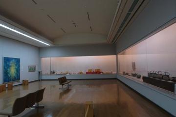 会場全景　ガラスケースが2面あり、工芸品と民芸品（芝原人形）を展示しています。