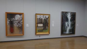 右から石井公男の「飛泉」。中央と左は、茂原市出身の日本画家 林 功（はやし いさお・1946～2000）の横の会出品作「窓」「万光」どちらも桜を描いた作品です。