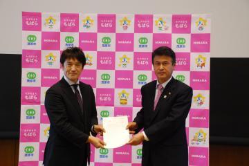 田中市長に答申書を手渡す関谷会長(写真左)