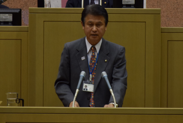 議場で平成31年度の施政方針を述べる田中市長
