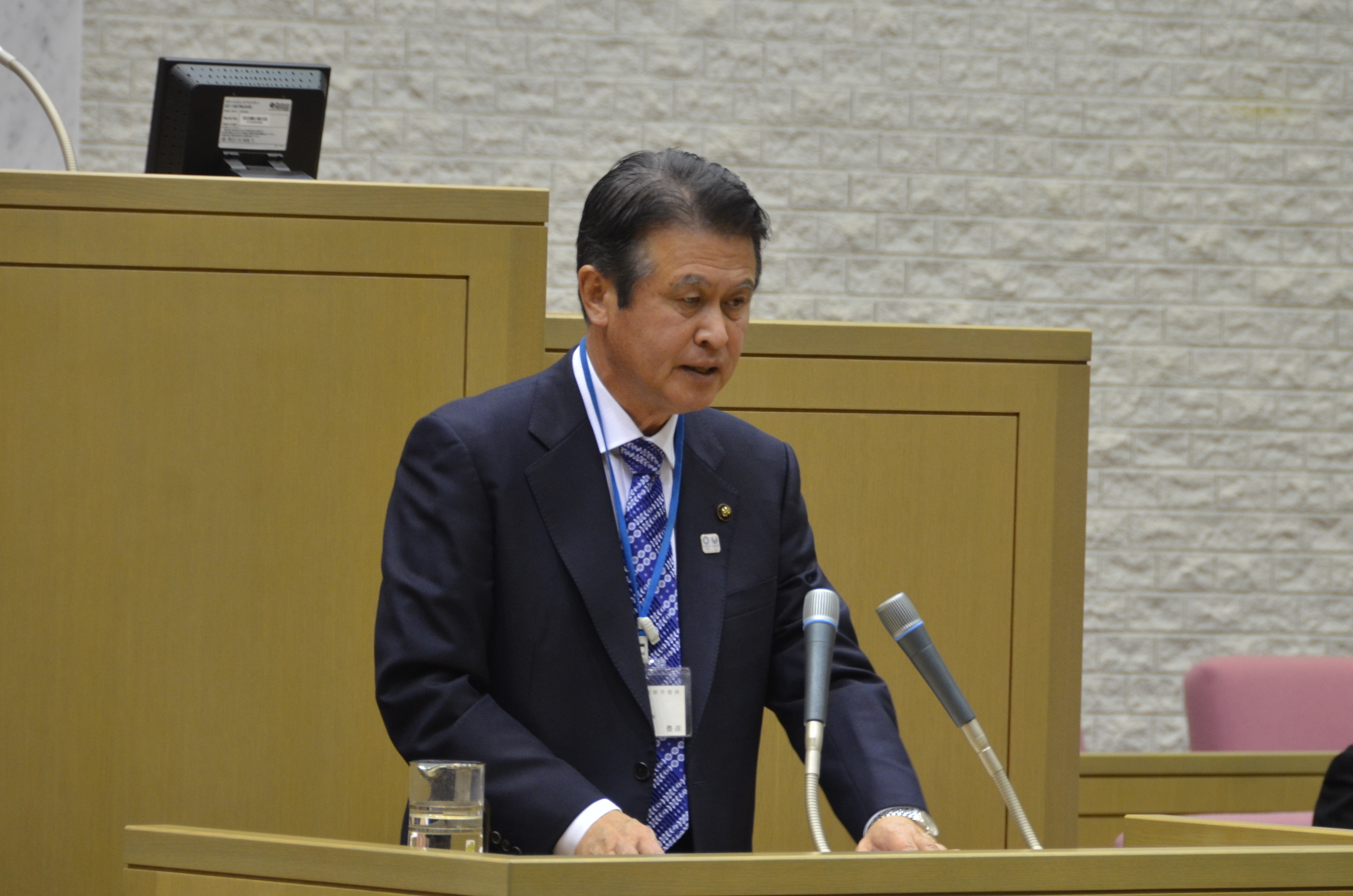 議場で令和2年度の施政方針を述べる田中市長