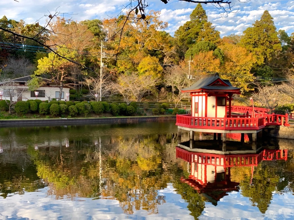 弁天湖の水面に映る紅葉