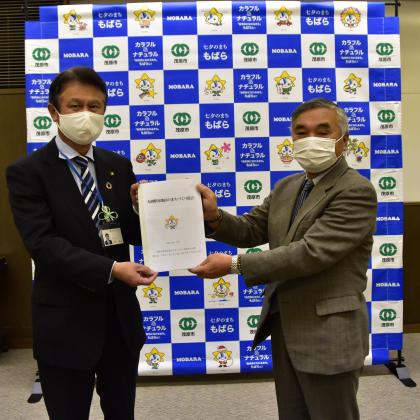 「本納駅東地区のまちづくり提言」の提出の様子