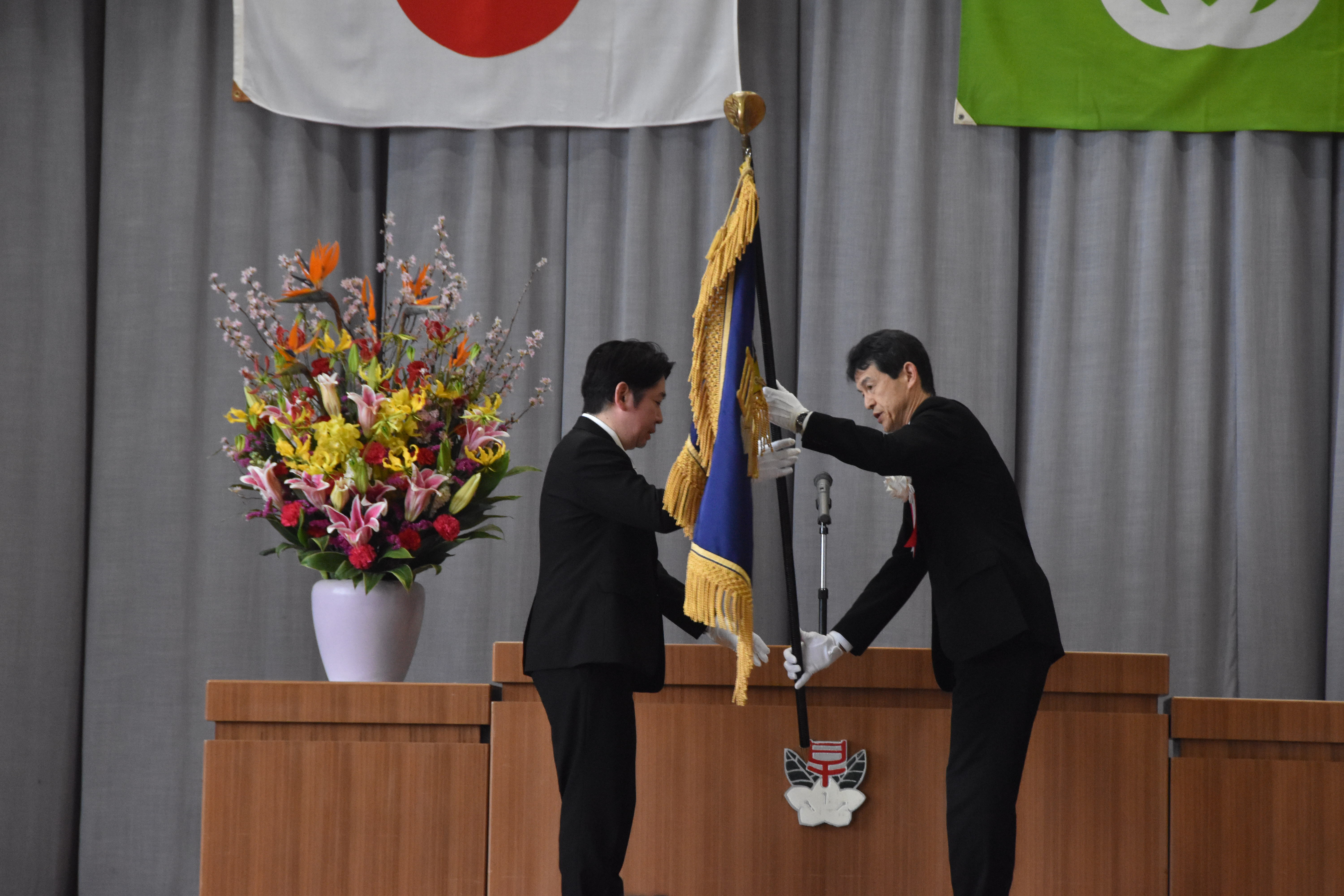 早野中学校校旗返納