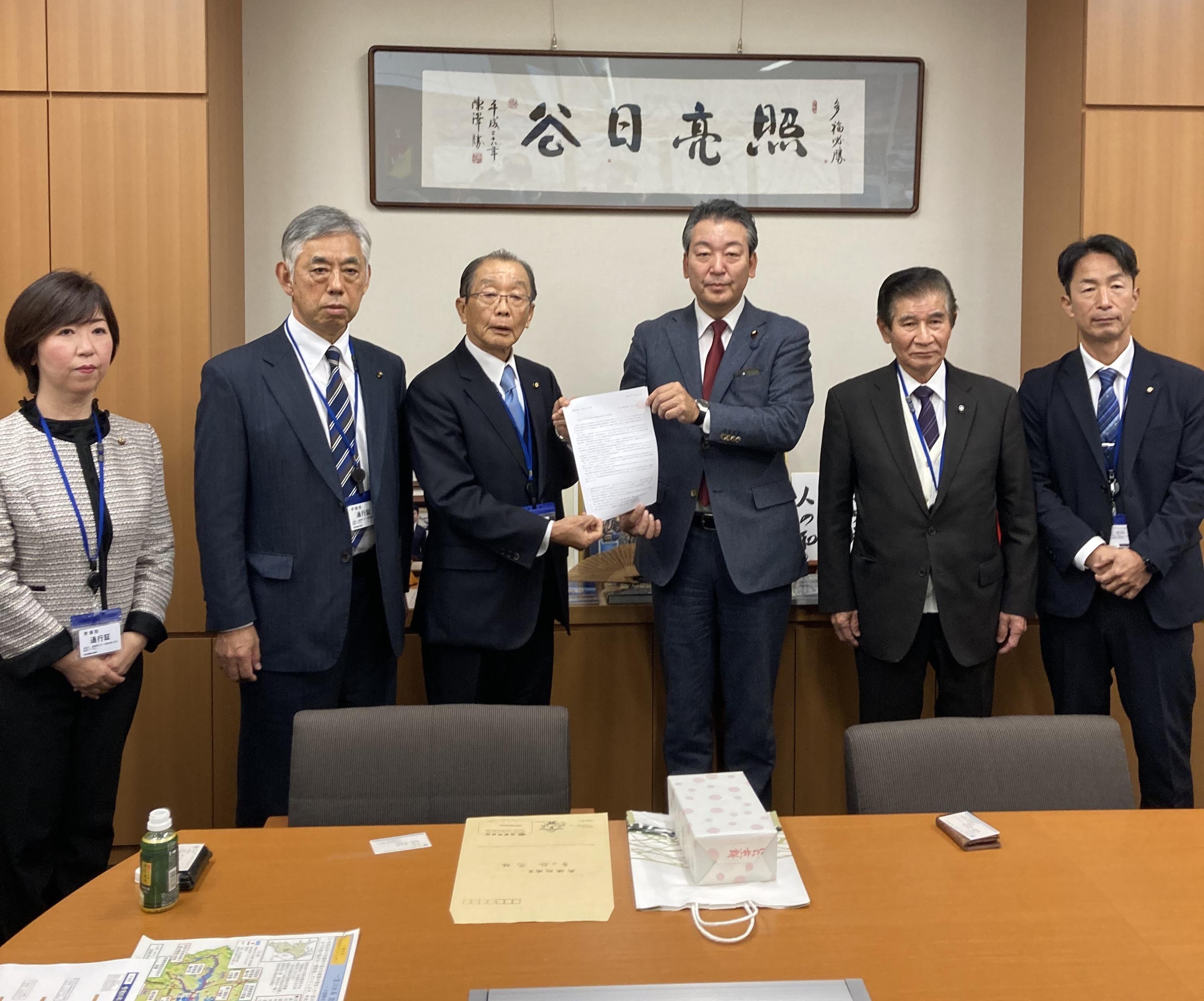 多ケ谷亮衆議院議員へ要望書を提出する様子