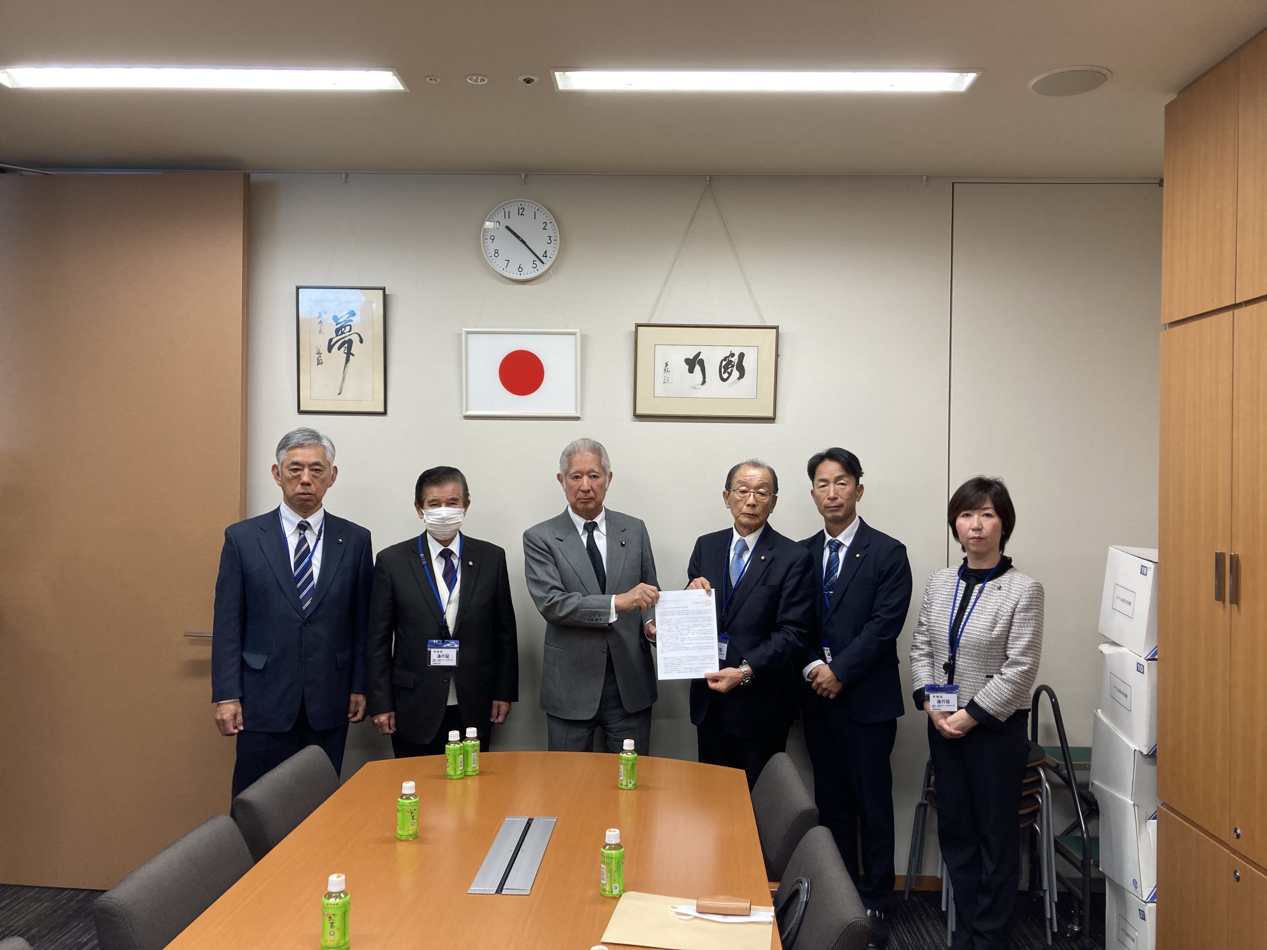 森英介衆議院議員へ要望書を提出する様子
