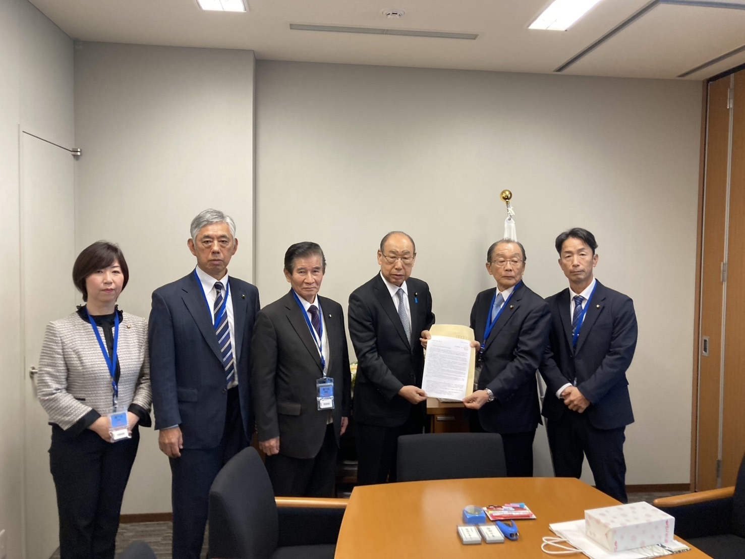 豊田俊郎参議院議員へ要望書を提出する様子