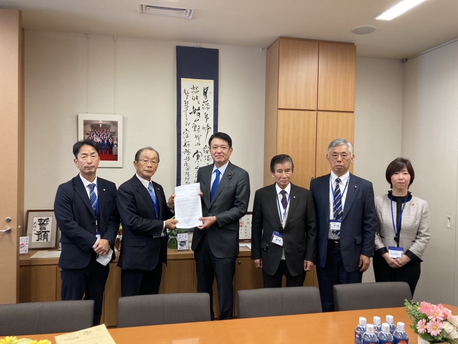 角田秀穂衆議院議員へ要望書を提出する様子