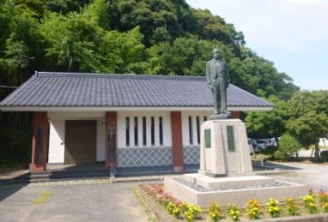 千葉三郎記念館の外観の写真です。正面には千葉三郎の銅像があります。