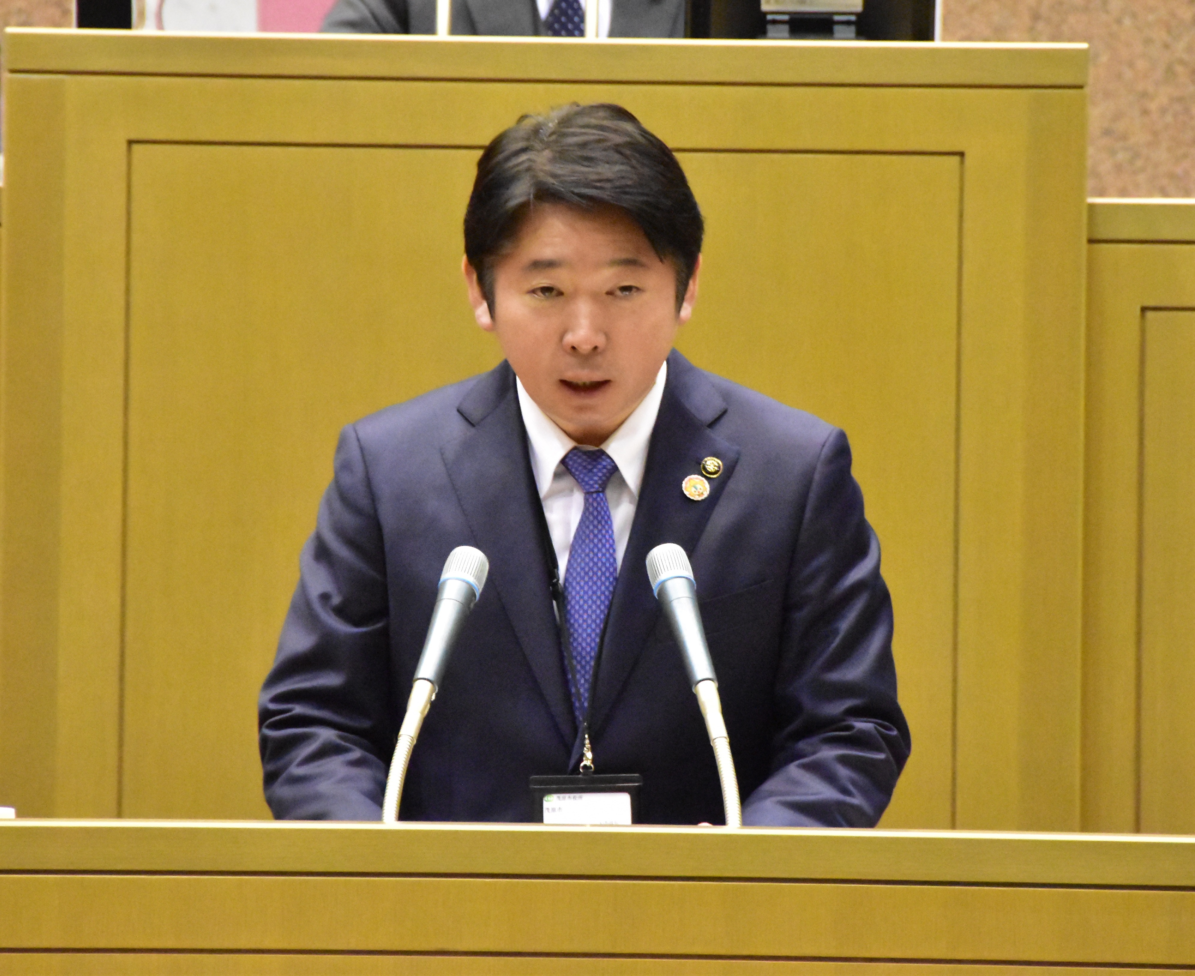 令和7年度の施政方針を述べる市原市長