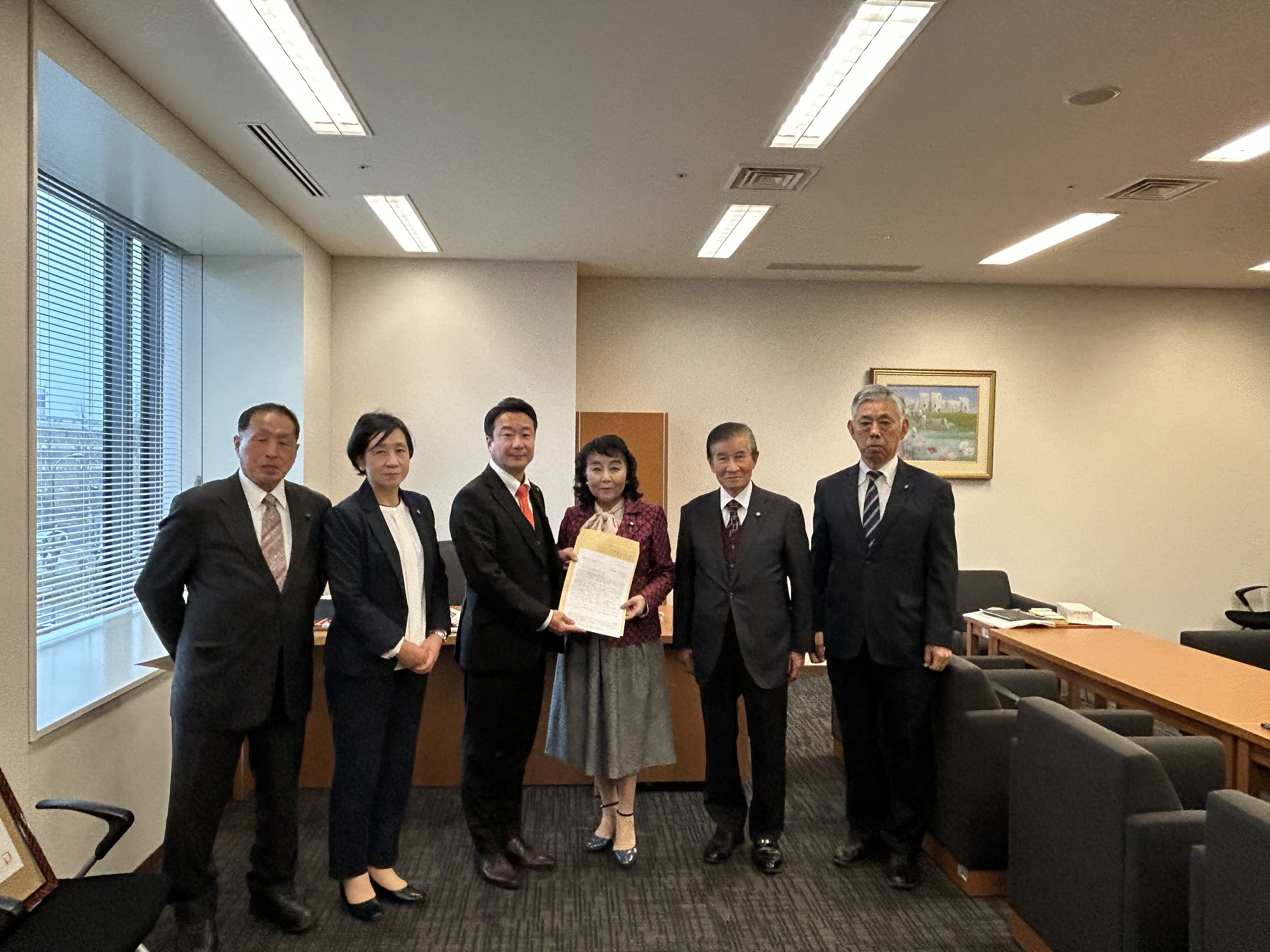 猪口邦子参議院議員へ要望書を提出する様子