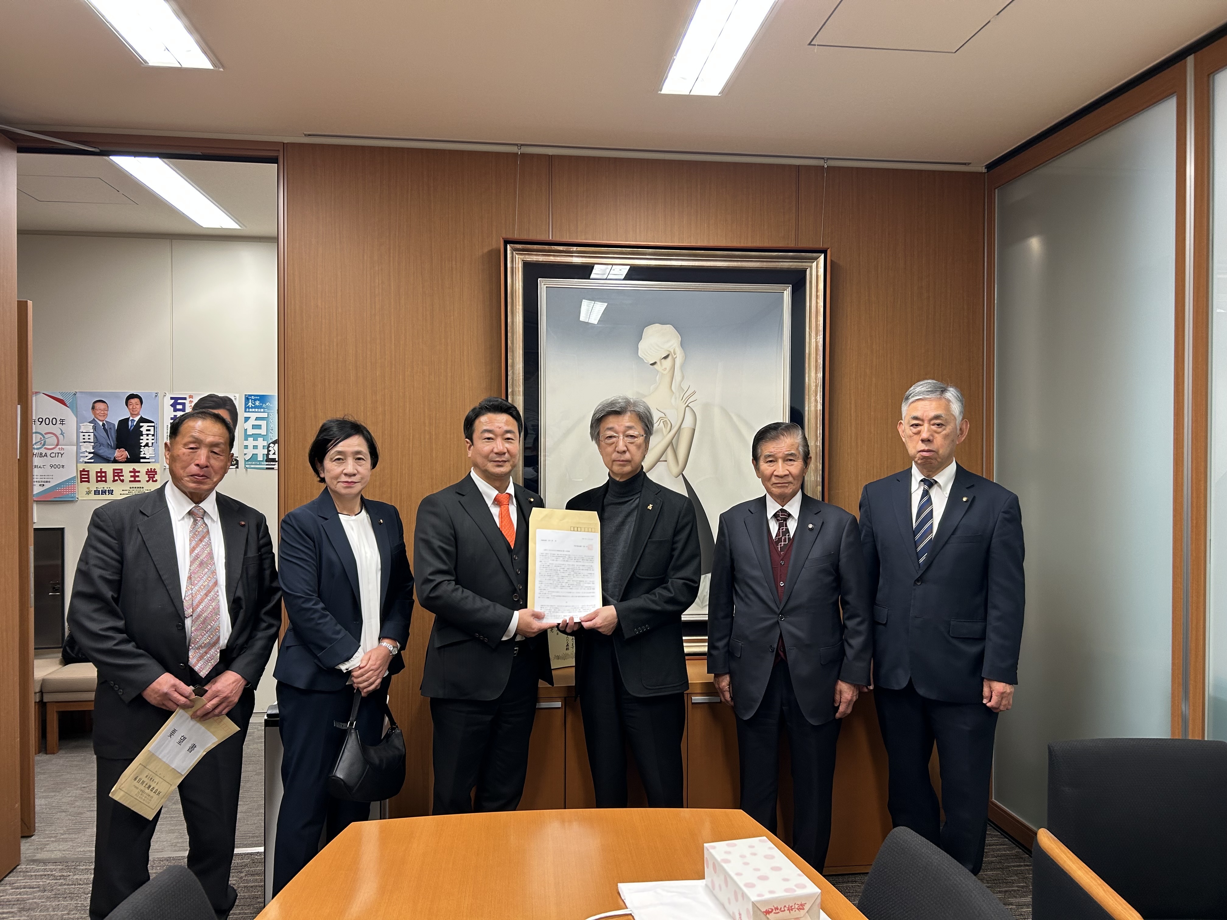 石井準一参議院議員へ要望書を提出する様子