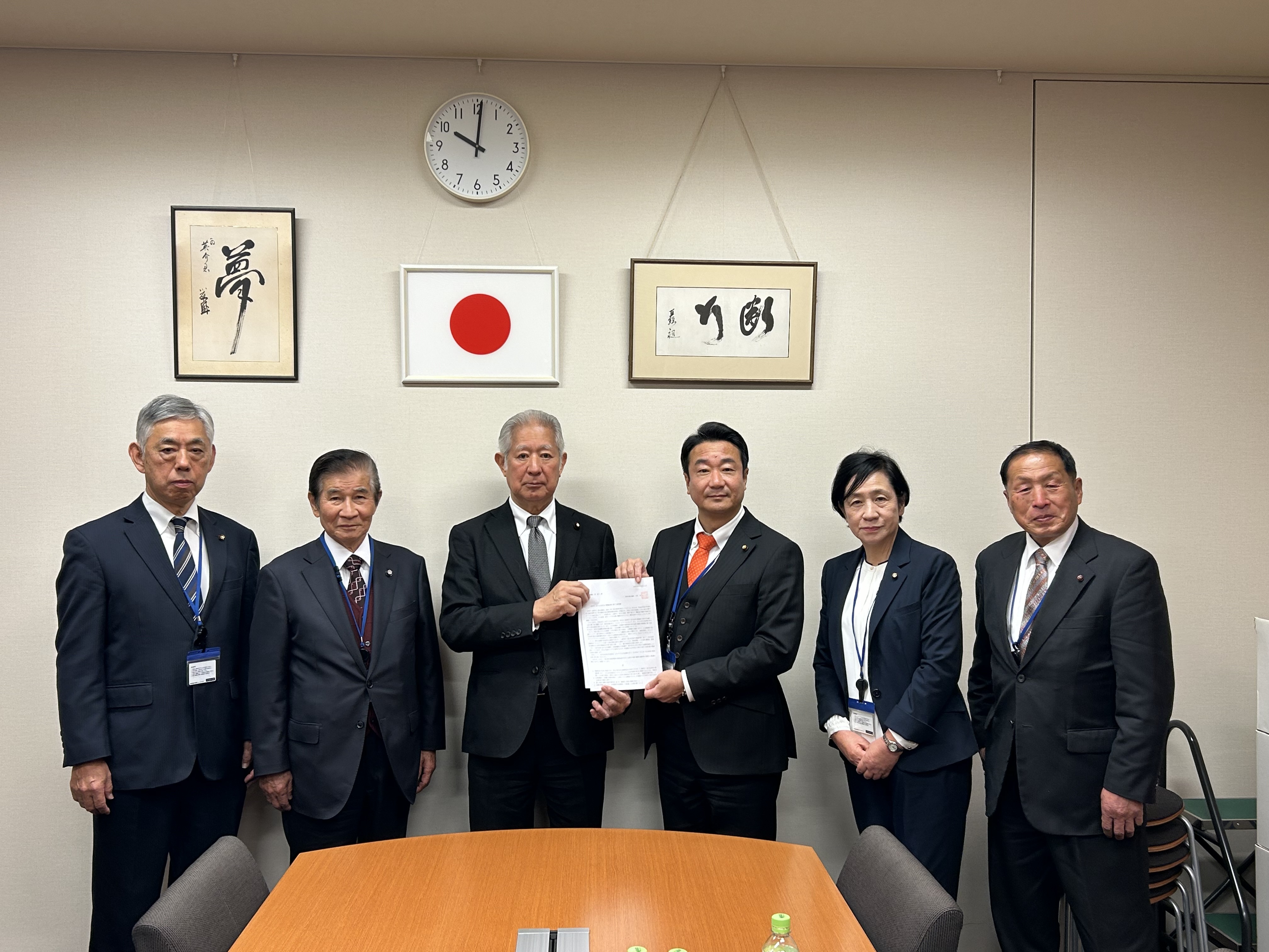 森英介衆議院議員へ要望書を提出する様子