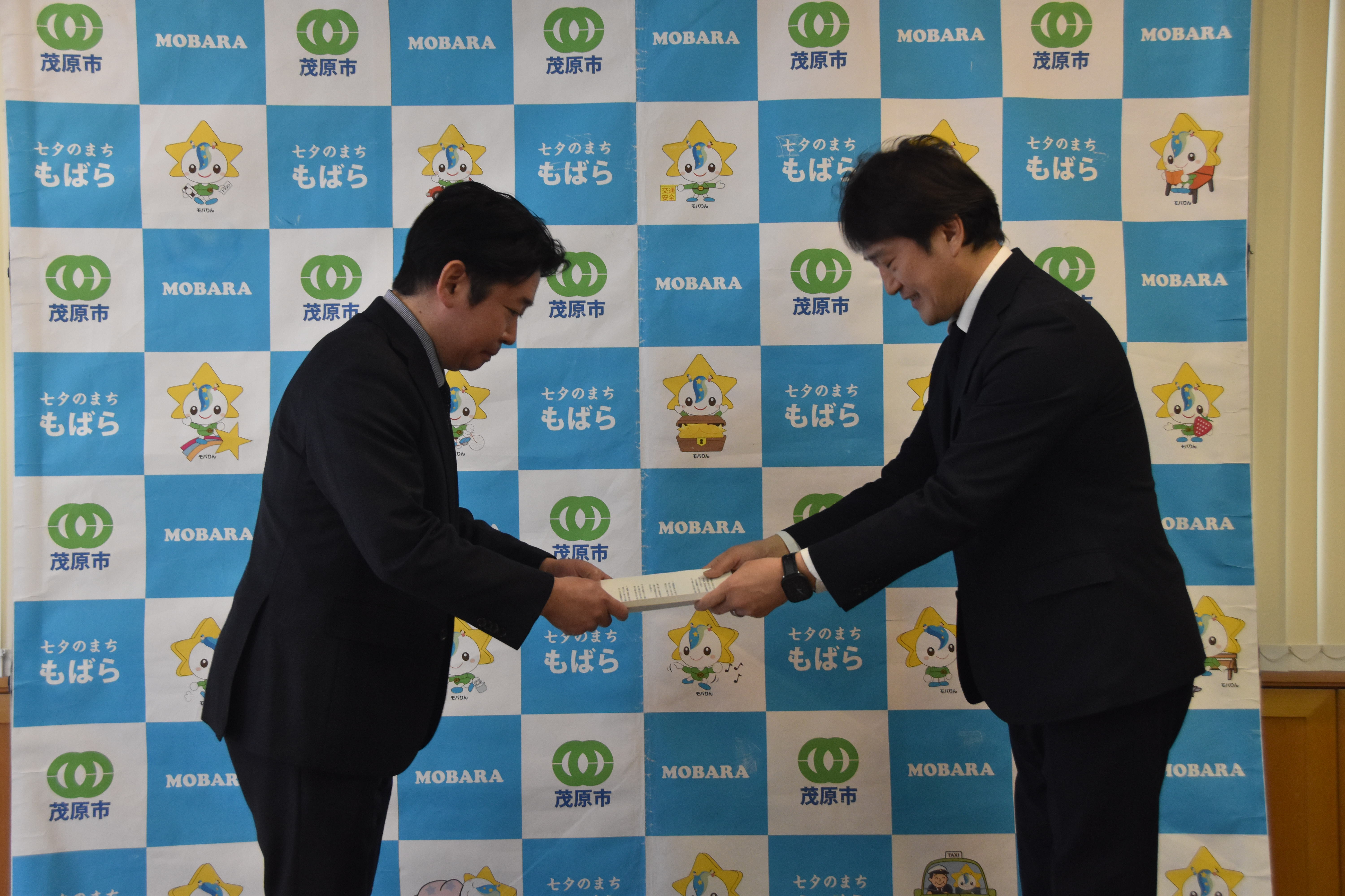 答申書を渡す関谷会長