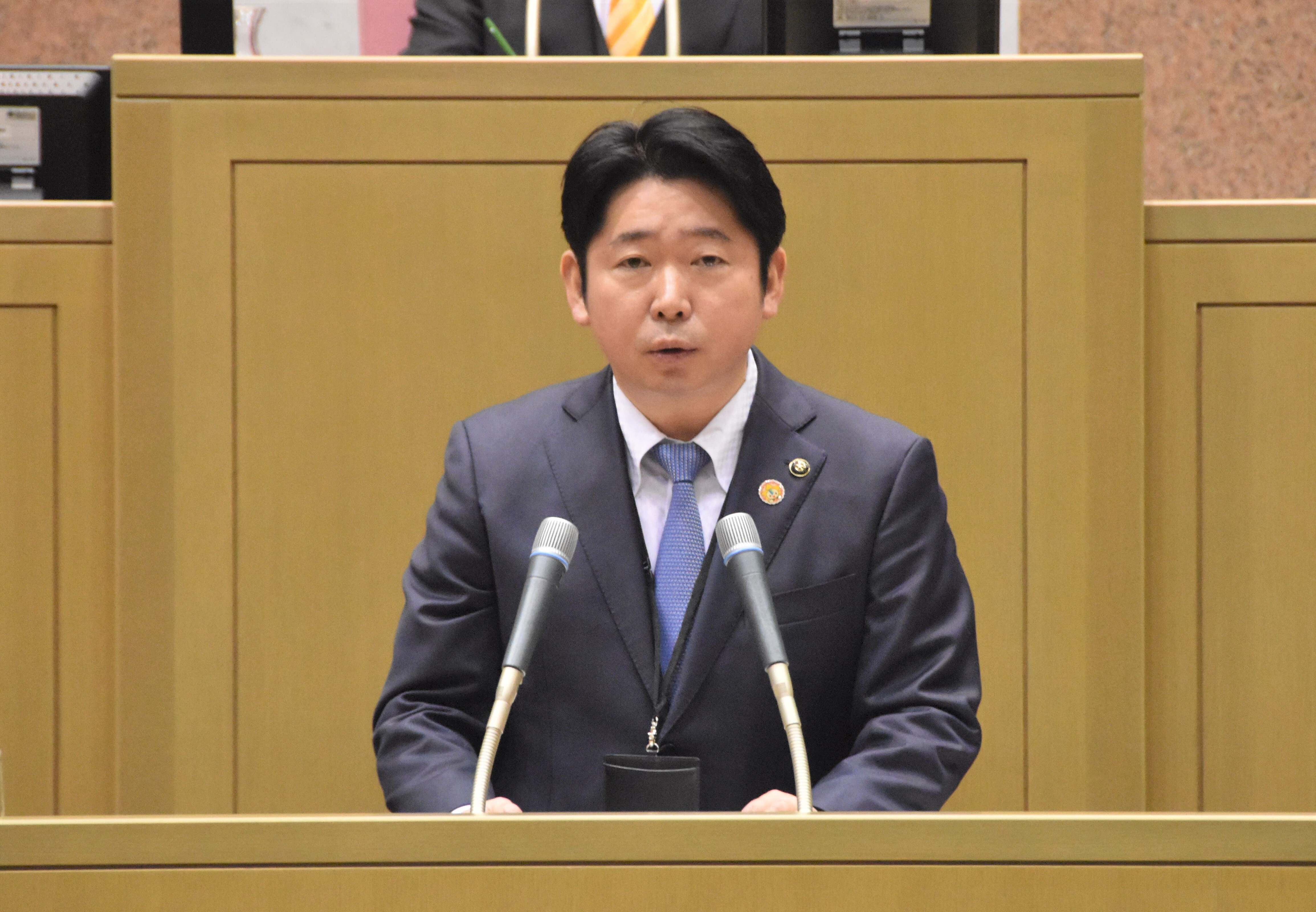 令和8年度の施政方針を述べる市原市長