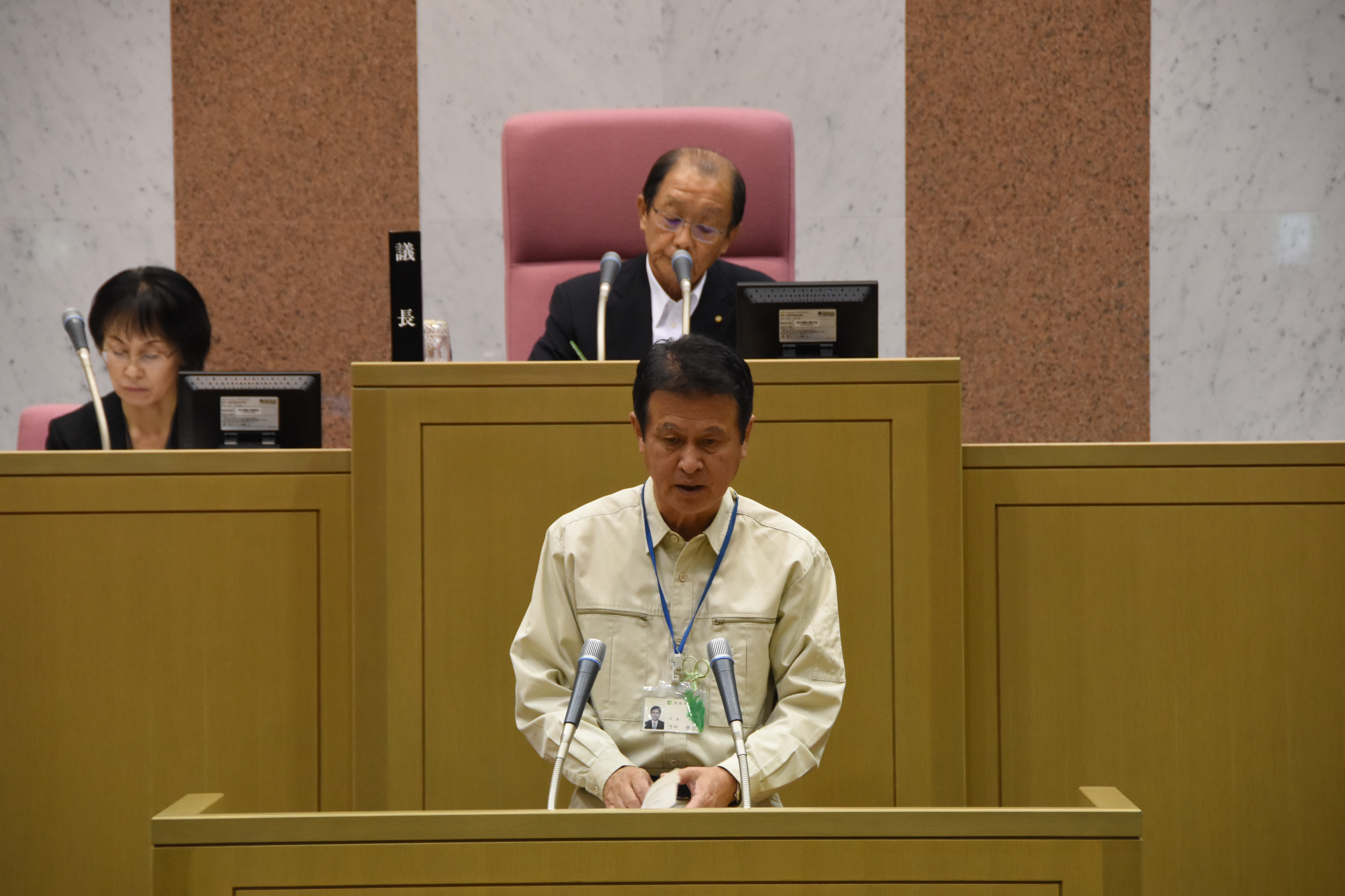 令和5年9月定例会に防災服で登壇する田中市長