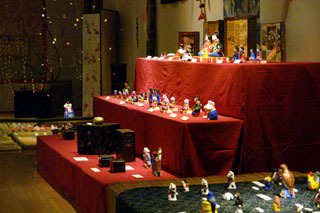 芝原人形展示風景1　赤いひな壇に飾ったひな人形の展示風景。