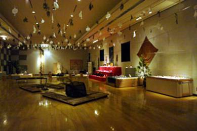 芝原人形展示風景2　展示室の天井に杉の葉を飾り、床面に青竹を並べるなど和風の装飾を施した会場の全景。