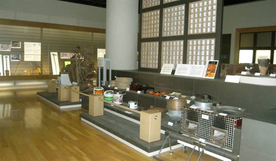 郷土資料館展示「調理と食事」から、カマドや羽釜（はがま）・蒸籠（せいろ）・漆器椀（しっきわん）～炊飯器までを展示