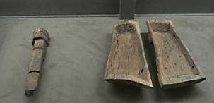 国府関遺跡の木製品　装飾棒　履物