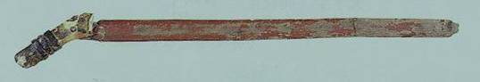 国府関遺跡から出土した木製品　赤く塗られた木剣です。