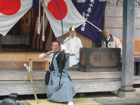 二宮神社の筒粥の神事及びお的の神事