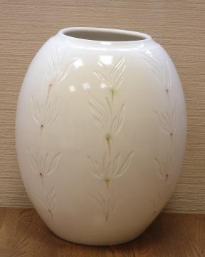 鯉沼マリ 「黄磁彫文壷」