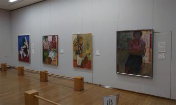 最初は、身体に不自由を抱えながらも制作に挑んだ洋画家 松尾博一(まつお ひろかず1937~2005)の洋画3点「腕を組む女」「枯花」「姉妹」。