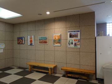 令和3年3月10日、市役所1階東側エレベーター前の壁面に、茂原市立美術館・郷土資料館の収蔵品（絵画）を写真で紹介するコーナーを設けました。