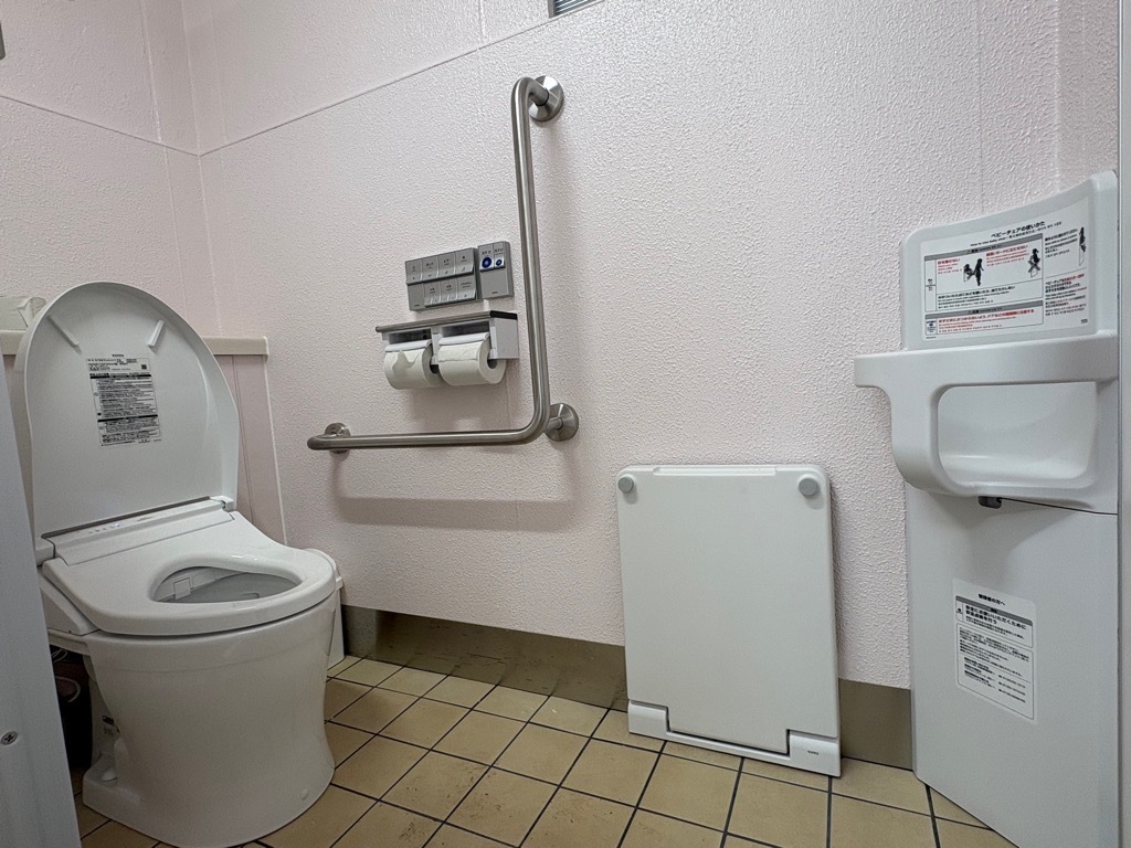 手すり、フィッティングボード、ベビーチェアが整備された個室