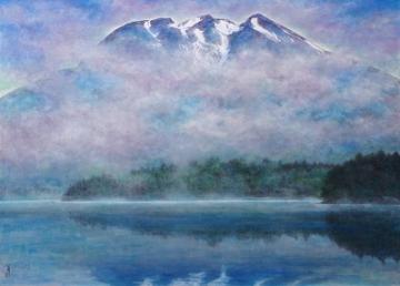 霧の晴れ行く尾瀬沼からの燧ケ岳(ひうちがたけ)を描いた、すがすがしい風景。